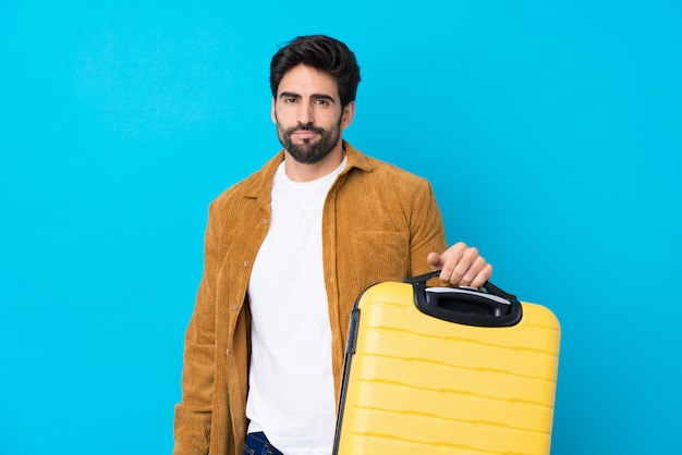 Photo traveler man with beard over isolated wall