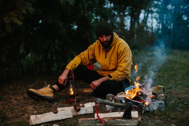 The traveler uses a kerosene lamp Setting up a shelter in the forest for the night