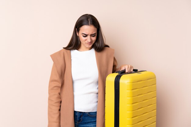 Photo traveler woman with suitcase with sad expression