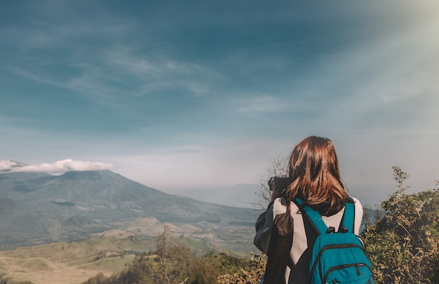 Travelers girl hip Leinster. Backpack and enjoy the misty mountains and natural scenery.