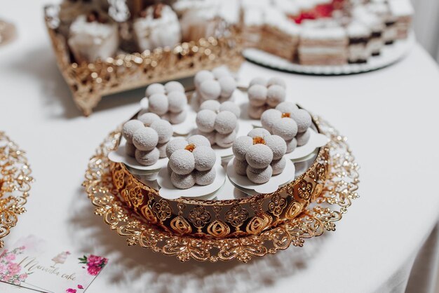 Photo a tray of pastries with a floral design sits on a table