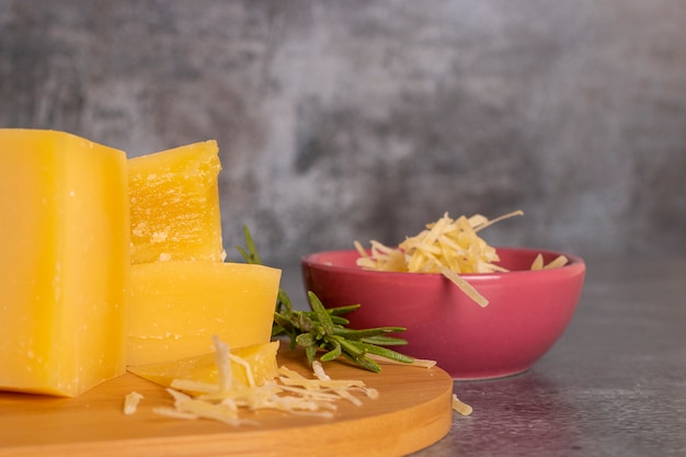 Tray with pieces of Parmesan cheese and fine herbs