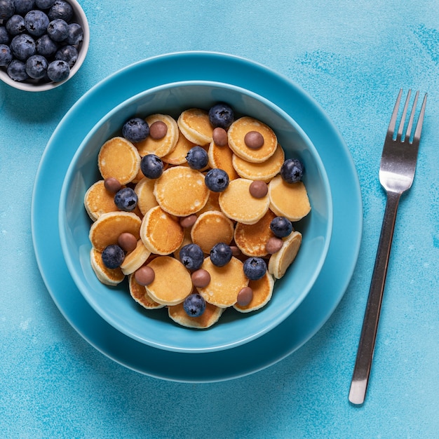 Photo trendy breakfast with mini pancakes, blueberries and chocolate chips