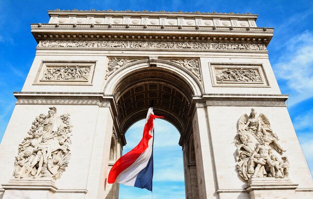 Photo the triumphal arch decorated with french flag paris france