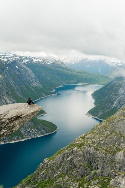 Photo trolltunga in norway is fabulous beauty