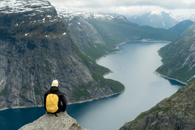 Photo trolltunga in norway is fabulous beauty