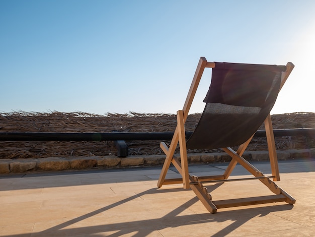 Photo tropical beach bed with blue sky.