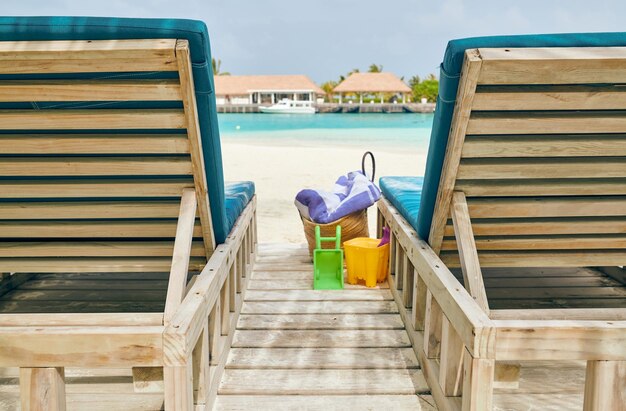 Photo tropical beach with loungers and palm trees