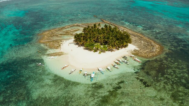 Photo tropical daco island with a sandy beach and tourists