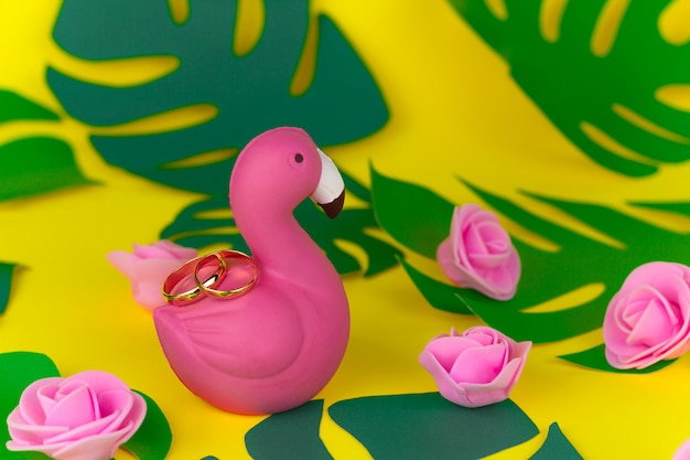 Tropical summer wedding decorations,golden rings on flamingo