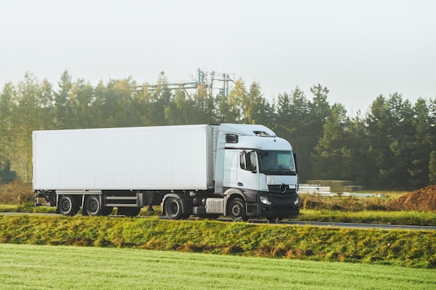 Photo a truck transports cargo containers transported on land with semi trailers highway shipping and post delivery global commerce and industry that uses sustainable efficient logistics systems