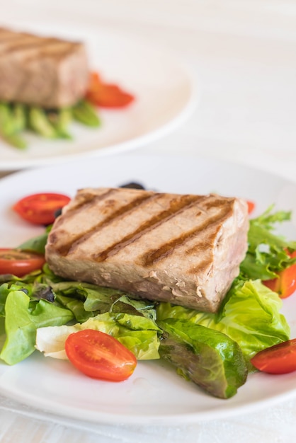 tuna steak with salad