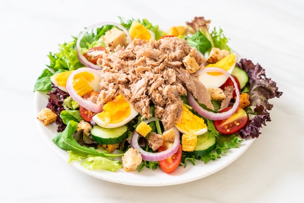 Tuna with vegetable salad and eggs