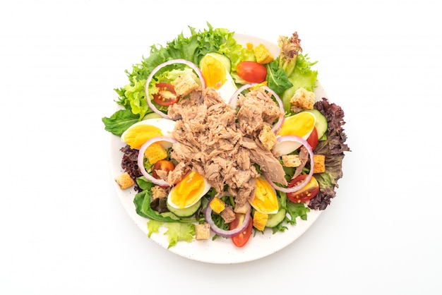 Tuna with vegetable salad and eggs