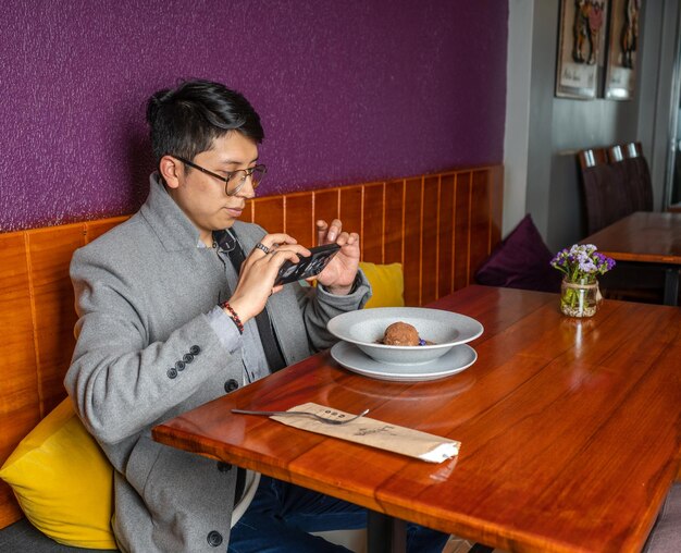 Turistas en un restaurante.