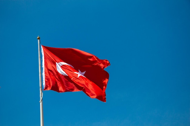 Photo turkish national flag with white star and moon in sky