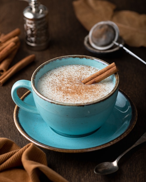 Photo turkish traditional hot drink salep on wooden table