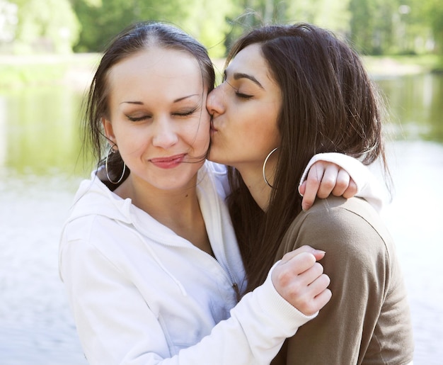 Photo two attractive girls in the park