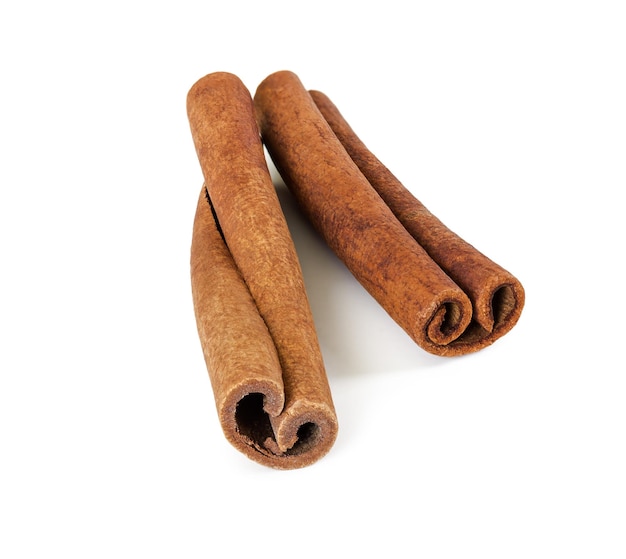 Photo two cinnamon sticks isolated on white background aromatic spices for confectionery products