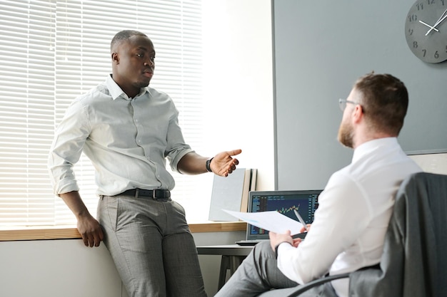 Two colleagues discussing something