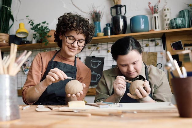 Photo two creative women making ceramic bowls