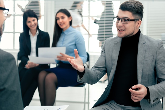 Two employees discussing new ideas