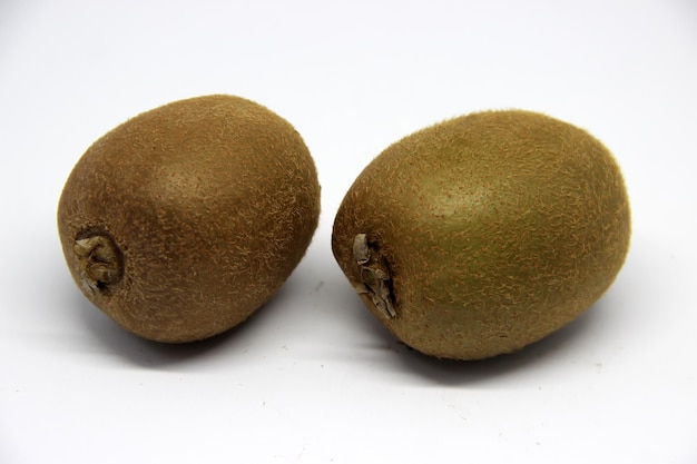 Photo two kiwi fruit are shown on a white background