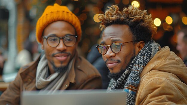 Photo two men wearing glasses one wearing a scarf the other has a yellow hat on