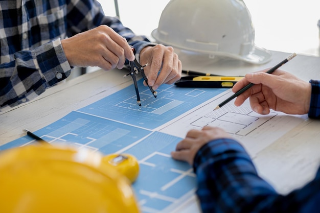 Photo two people are discussing the design of the building plan the architect engineer designs the house and interior and draws the floor plans through the design program architect building design