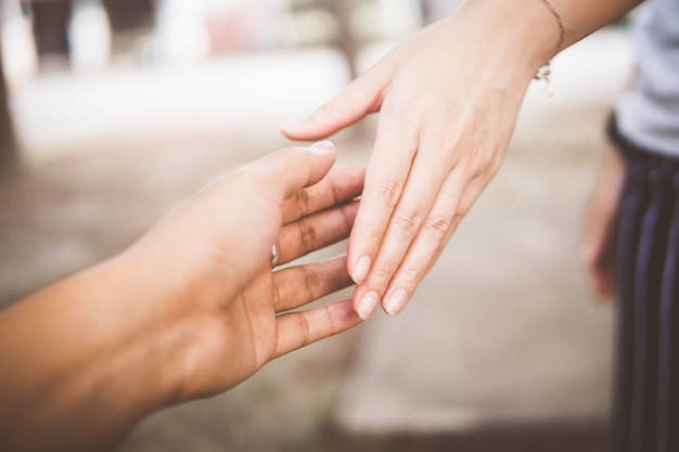 Photo two people holding hands for comfort. giving a helping hand.