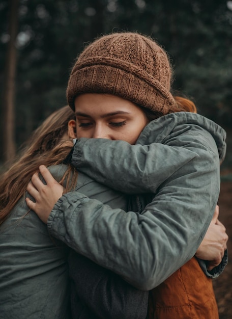 Photo two people hug each other romantic couple