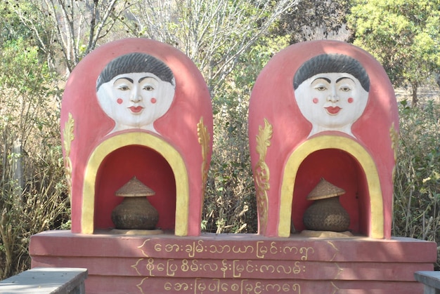 Photo two statues with the word geisha on them