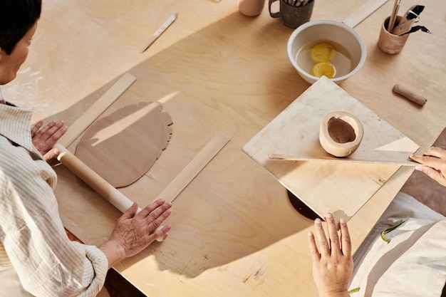 Photo two women in pottery class