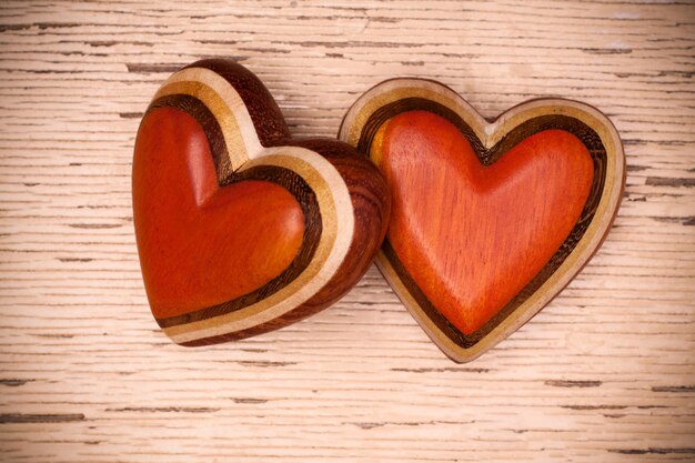 Photo two wooden hearts on rustic wood background valentines days concept love symbol greeting card