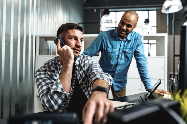 Photo two young men working together on a new business project in office