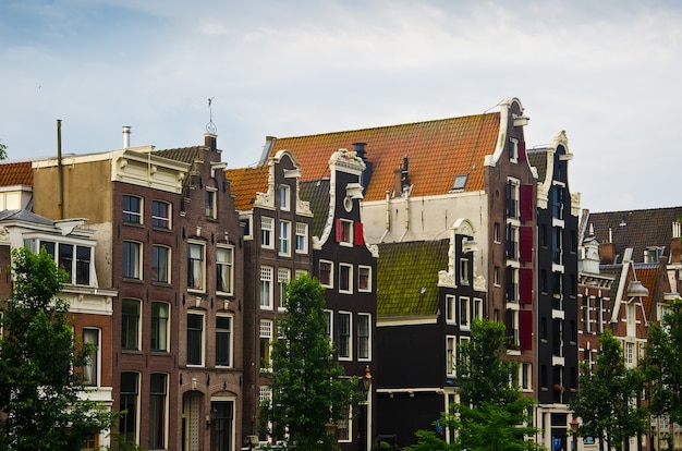 Photo typical dutch houses in amsterdam