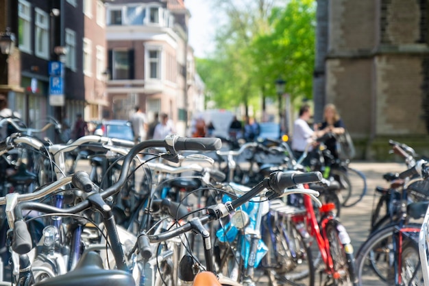 Photo typical dutch transportation scenery lots of parked bicycles in a row on a parking lot for bikes in a city centre in the netherlands europe on a sunny day