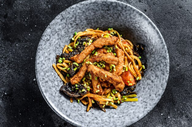 Udon noodles with chicken and peppers