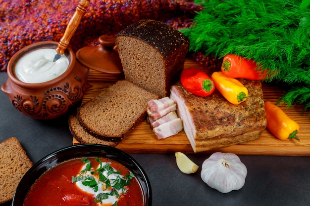 Photo ukrainian national red borsch soup with brown bread, lard