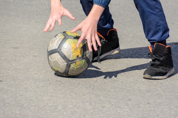 Photo ulyanovsk russia - april 20 2019: children play dangerous football on the roadway. street football. road safety. not safe pedestrian behavior.