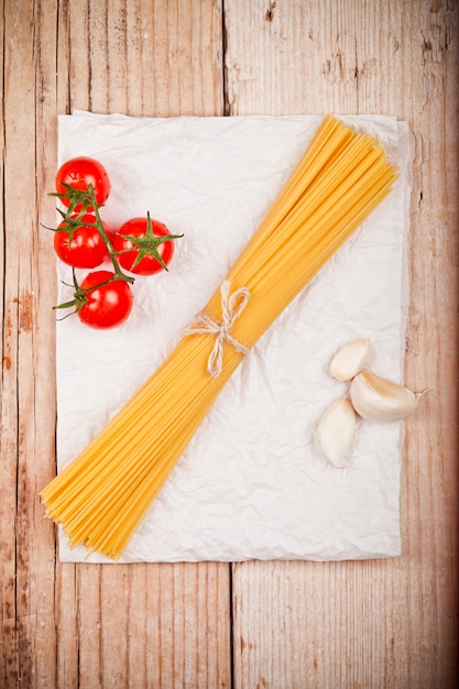 Uncooked pasta with tomatoes and garlic