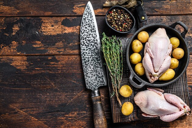 Photo uncooked raw quails ready for cooking in a pan