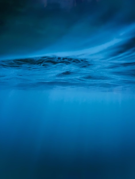 Photo underwater sea surface blue background