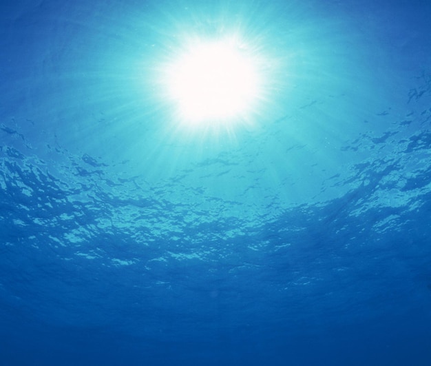 Photo underwater sun rays in a blue ocean