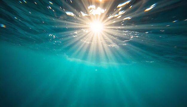 Photo underwater view of the sun shining through the water