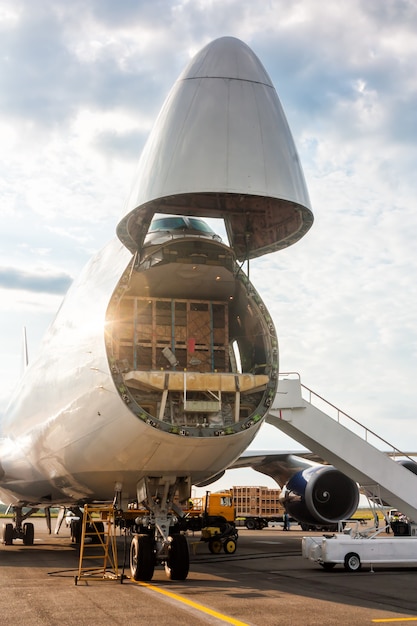 Unloading widebody cargo aircraft