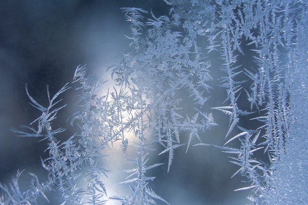 Photo the unusual frost on a winter window. natural background and texture