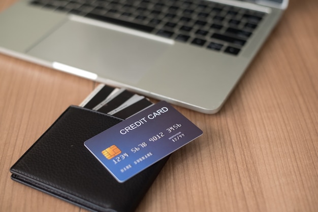 Use credit cards and Macbooks to buy - images