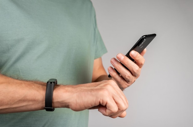 Using mobile phone app and smart fitness bracelet for measuring sport activity