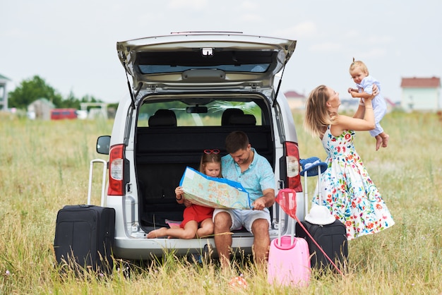 Photo vacation, travel - happy family ready for the travel for summer vacation. people have fun and take pictures on the phone. take a selfie on the memory of the journey